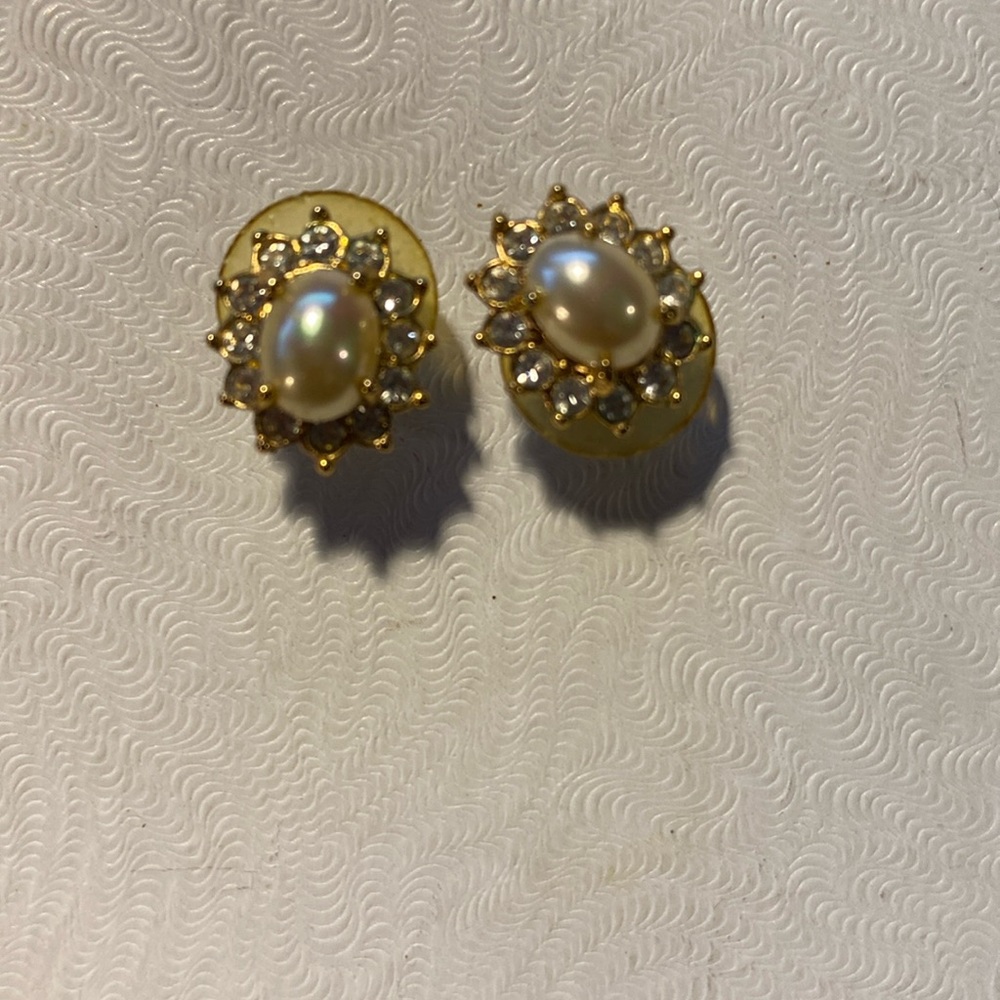 Pearl earings.